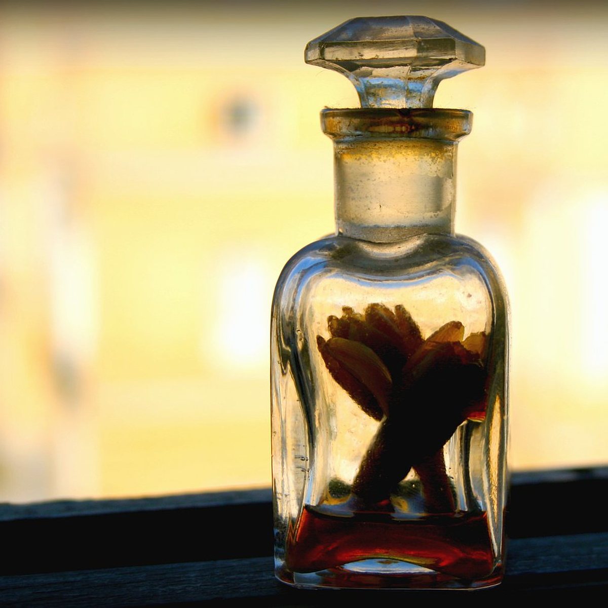 Flacon de Heure Bleue 3, parfum chypré, photographié sur fond neutre