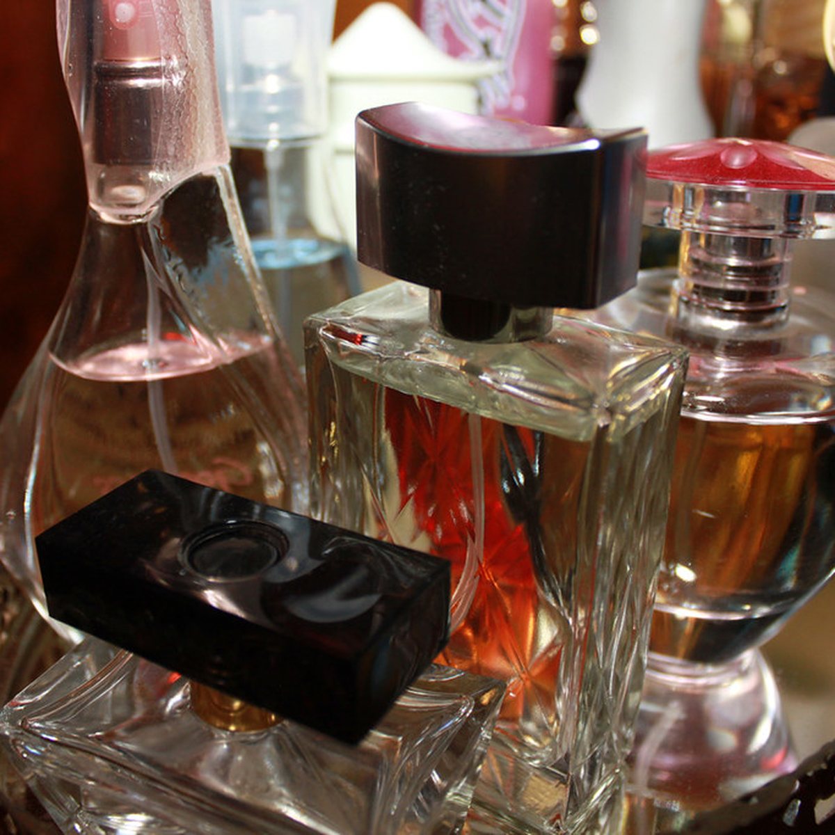 Flacon de Terre Basse 3, parfum floral, photographié sur fond neutre